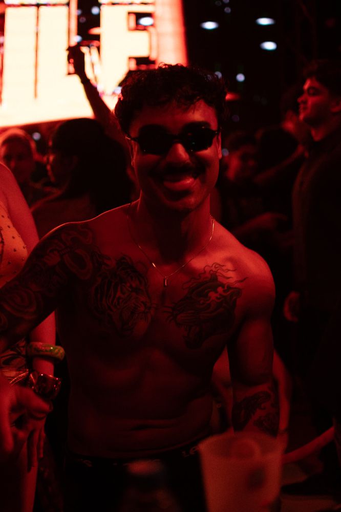 Sorriso na pista sob a luz vermelha
