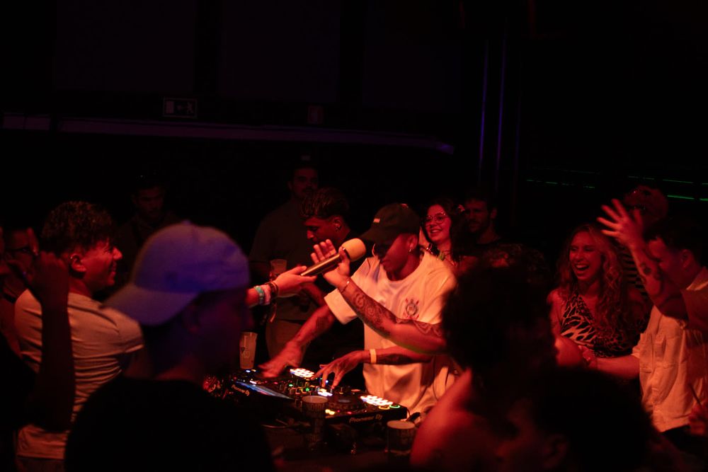 DJ ao microfone rodeado pelo público