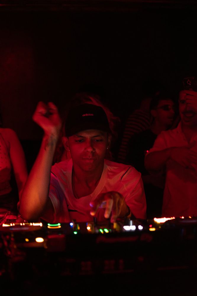DJ a tocar na mesa de mistura, luz vermelha